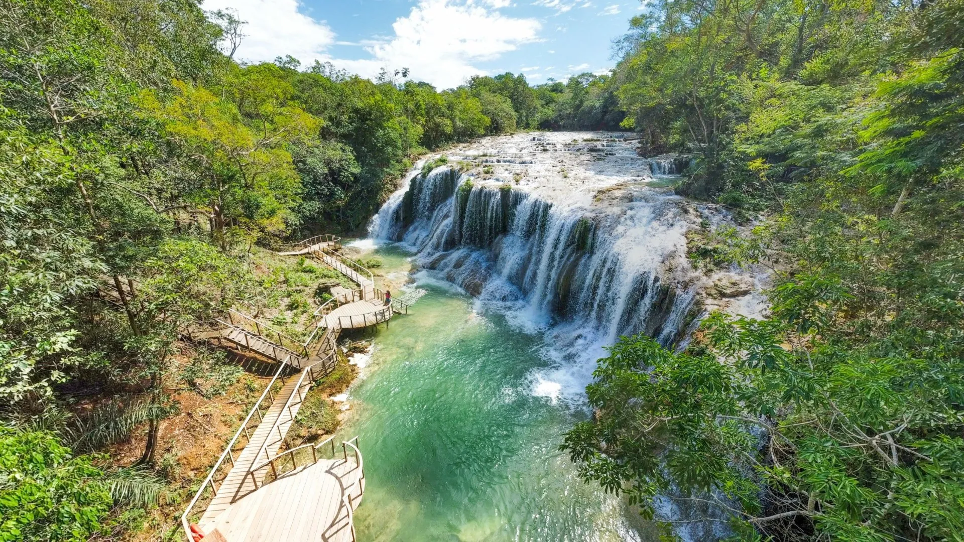Cachoeira em meio à mata em Bonito-MS