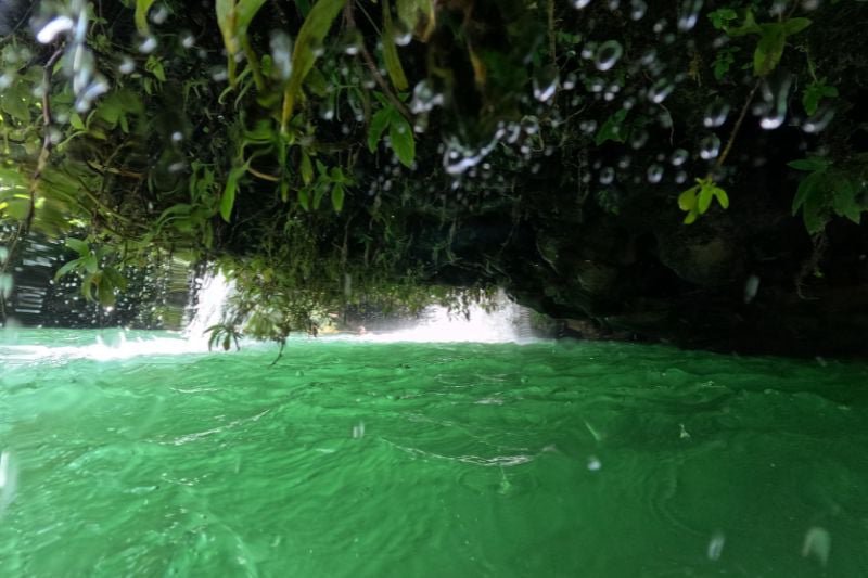cachoeira do sol no parque das cachoeiras