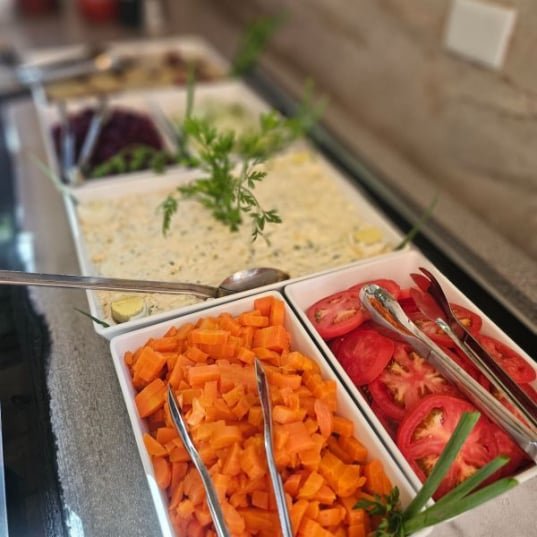 cardapio no parque, saladas e molhos